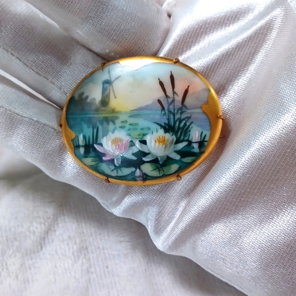 Vintage Hand Painted Landscape Lilies & Light House Oval‎ Brooch Pin - Picture 3 of 6